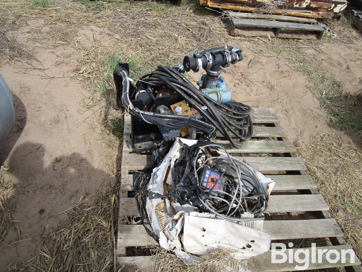 john-blue-hydraulic-fertilizer-attachment-image-6