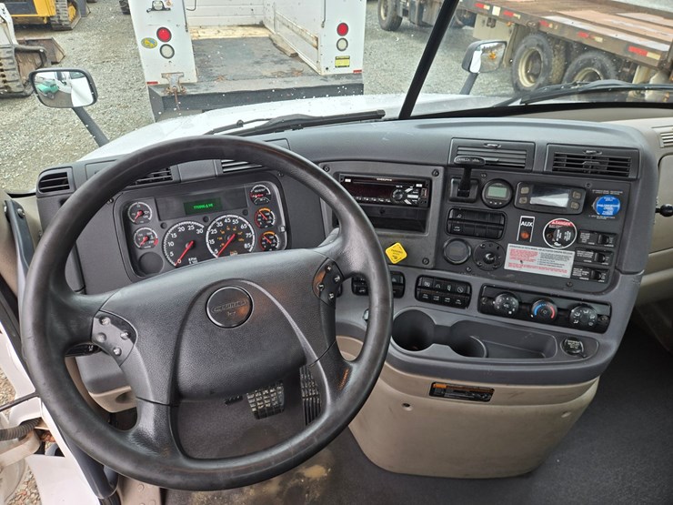 2016-freightliner-cascadia-125-image-57