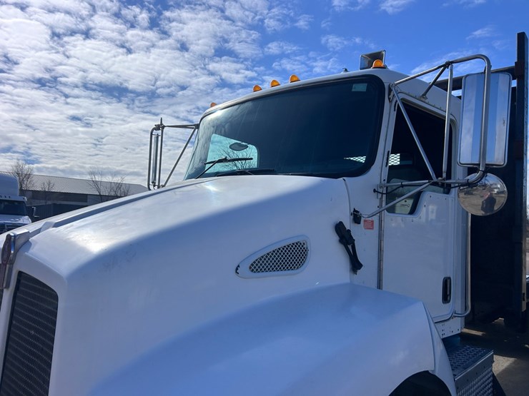#1679-•-2004-kenworth-flatbed-truck-image-10