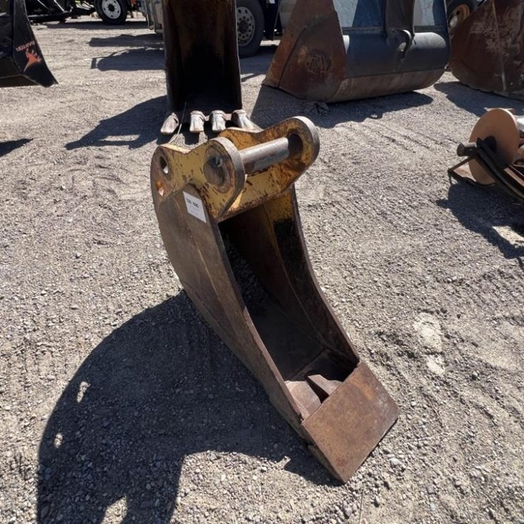 12" Dig Bucket w/Cutting Edge