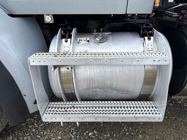 2016-massey-ferguson-8-image-28