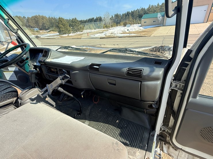 2004-isuzu-npr-image-47