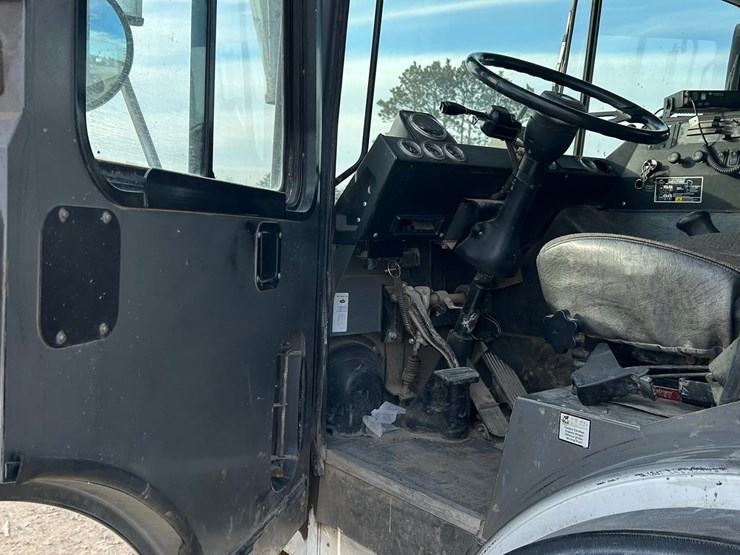 #2237-•-2006-mack-tri-axle-concrete-placement-truck-image-64