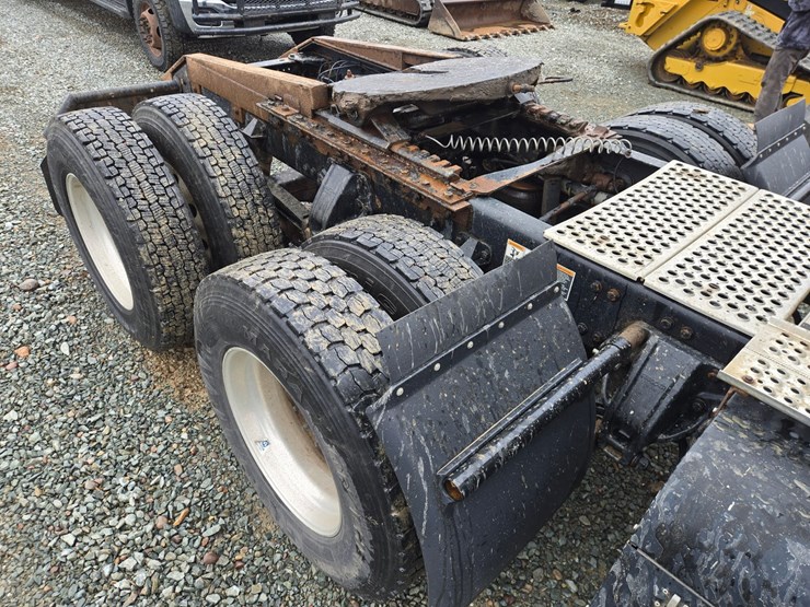 2017-kenworth-t680-image-28