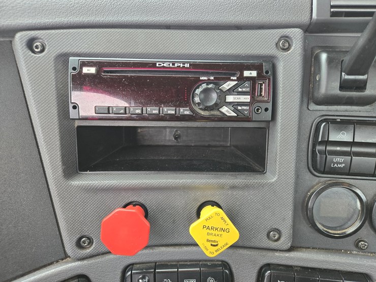 2016-freightliner-cascadia-125-image-63