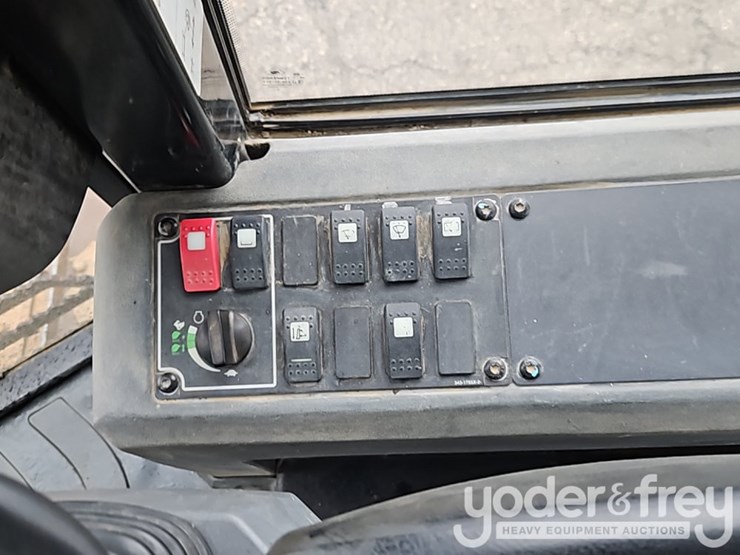 2012-caterpillar-d5k2-xl-image-30