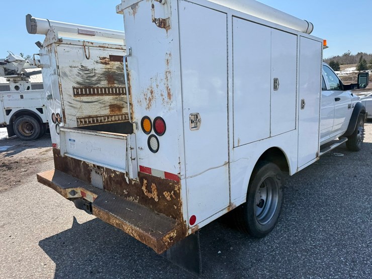 #1064-•-2015-ram-5500-heavy-duty-service-truck-image-14