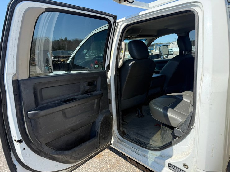 #1062-•-2015-ram-5500-heavy-duty-service-truck-image-21