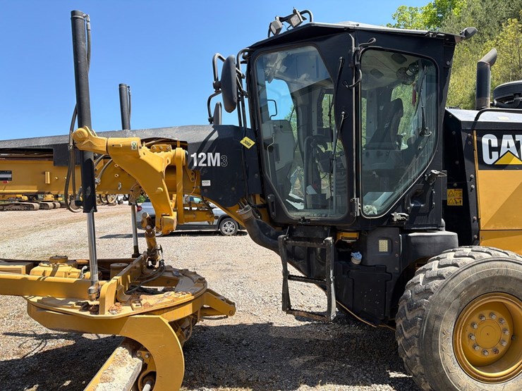 2018-caterpillar-12m3-image-10