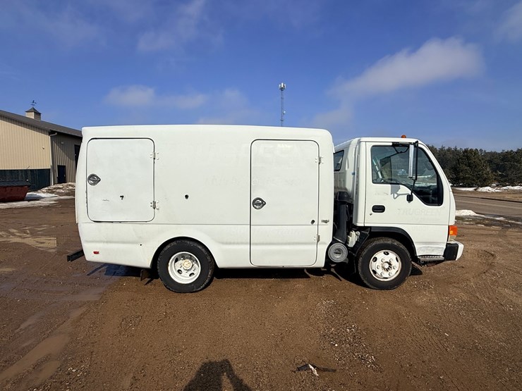 2004-isuzu-npr-image-4