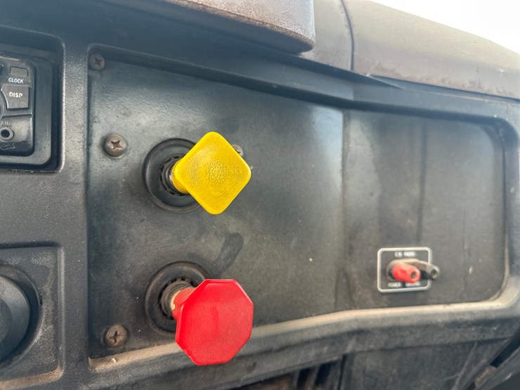 1995-international-8100-image-57