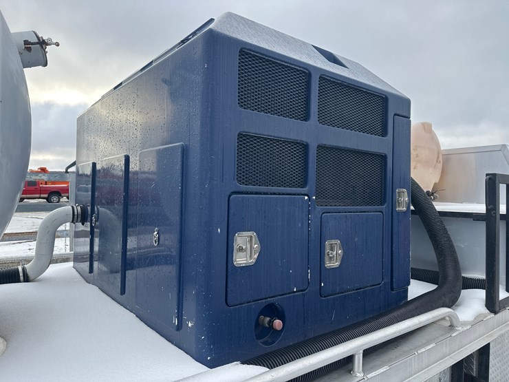 2012-massey-ferguson-8-image-26