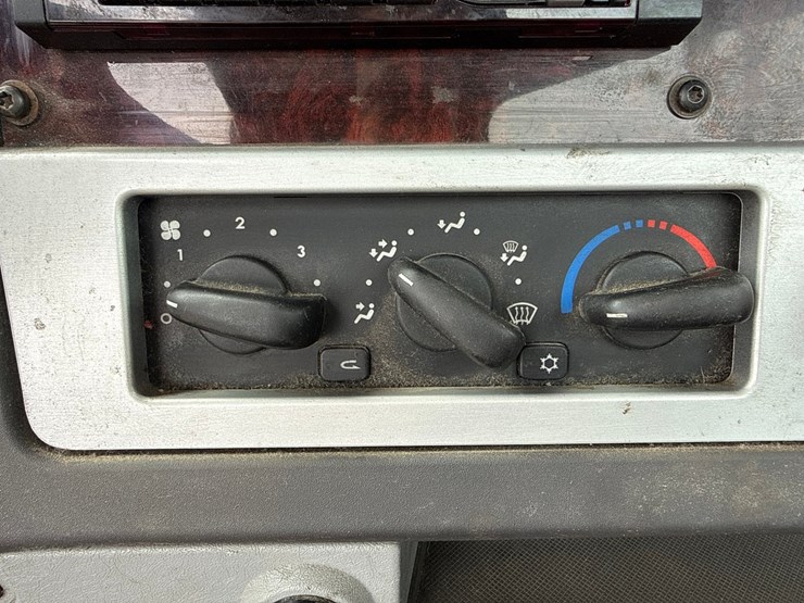 2018-freightliner-122sd-image-63