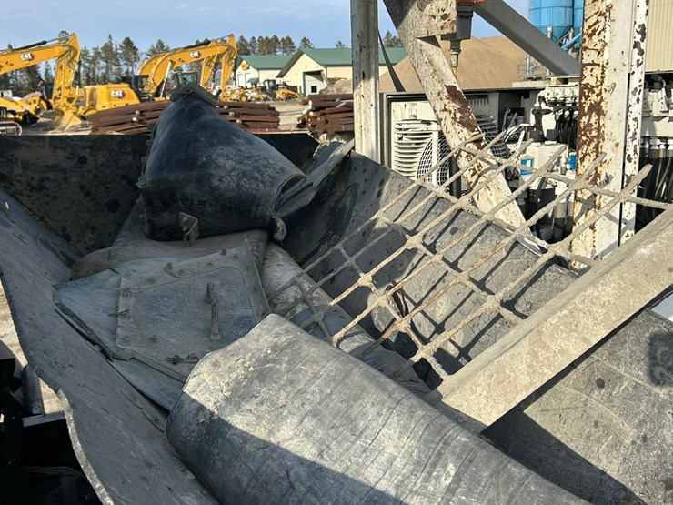 #2237-•-2006-mack-tri-axle-concrete-placement-truck-image-29