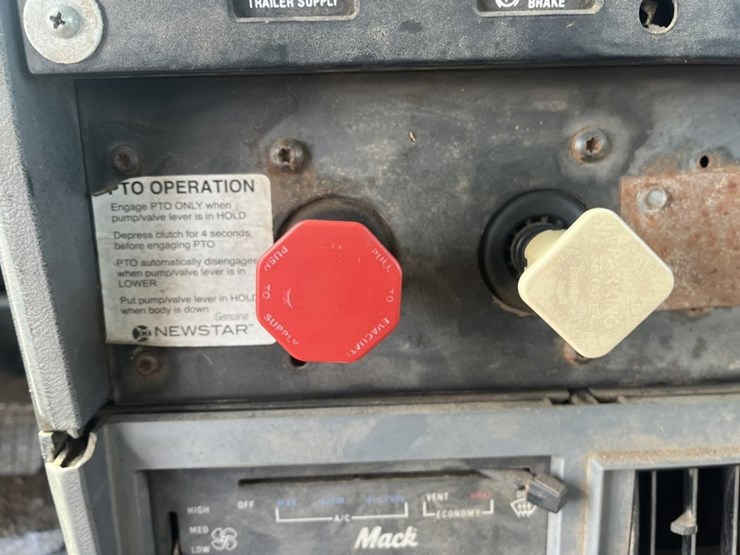 #1556-•-1999-mack-e7-460-day-cab-truck-tractor-image-44