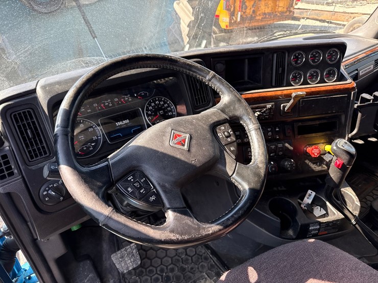 #2199-•-2020-international-a26-sleeper-cab-truck-tractor-image-71