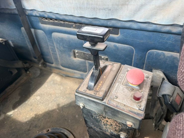 #1117-•-volvo-whitegmc-day-cab-truck-tractor-image-63