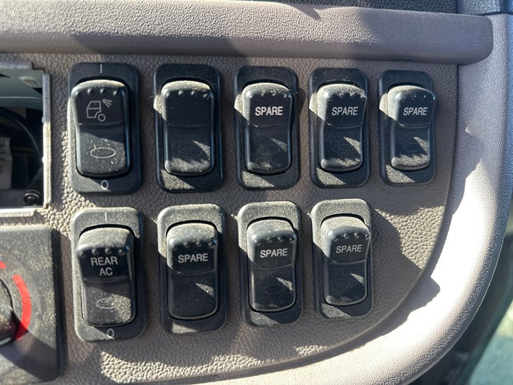 2013-peterbilt-365-image-41