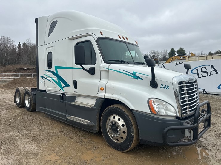 2016-massey-ferguson-8-image-7