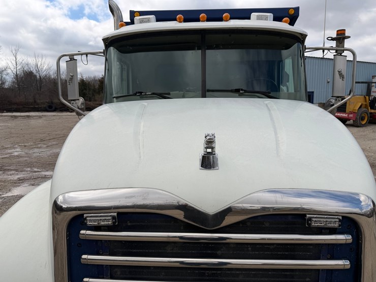 #1049-•-2005-mack-granite-tri-axle-dump-image-29