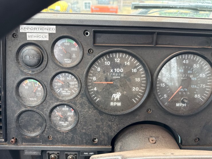 1996-mack-ch613-image-51