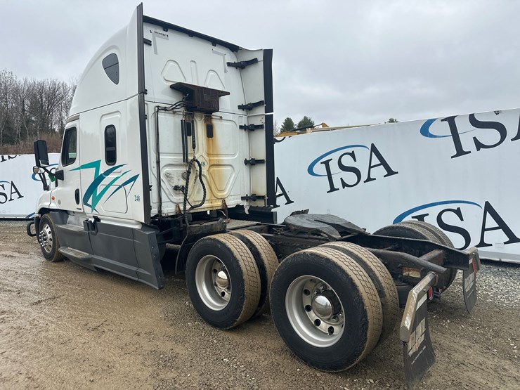 2016-massey-ferguson-8-image-3