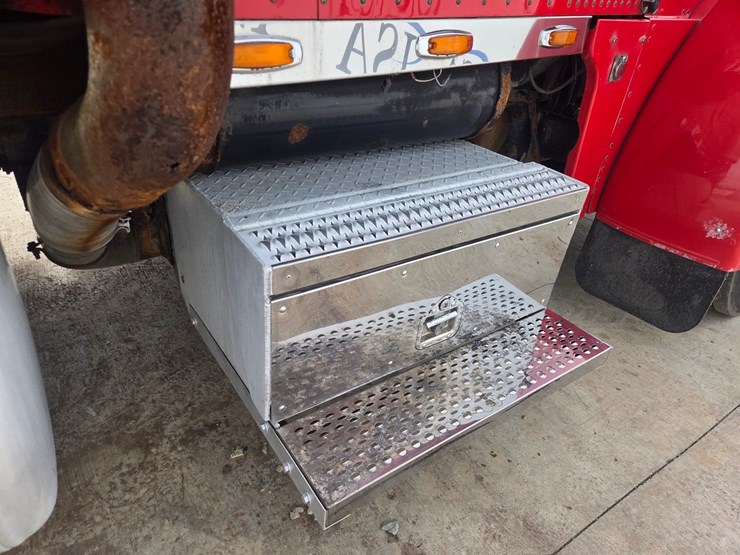 2002-peterbilt-379-image-16