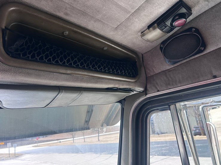 2000-peterbilt-379-image-57