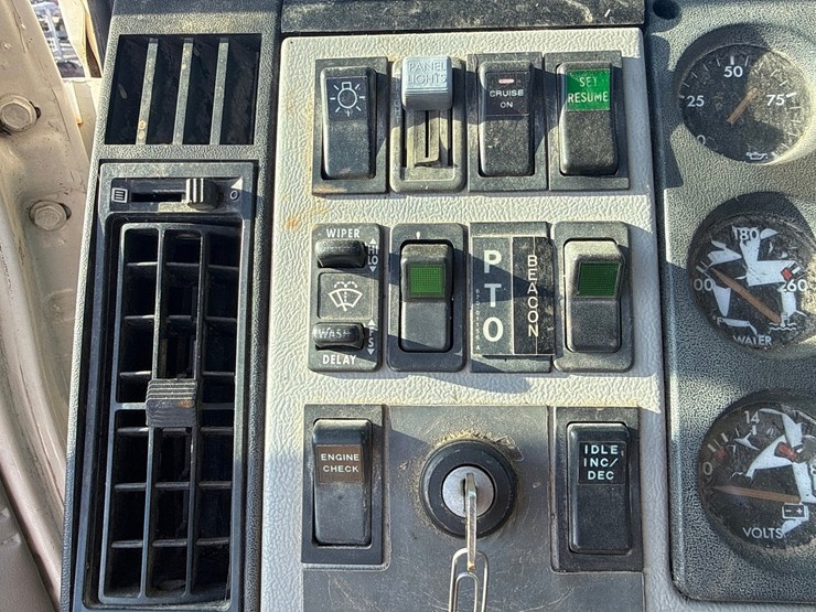 1998-freightliner-fl70-image-60