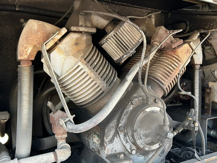 peterbilt-365-image-26