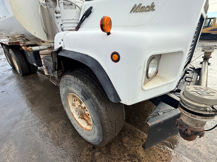 1988-mack-dm690s-image-39