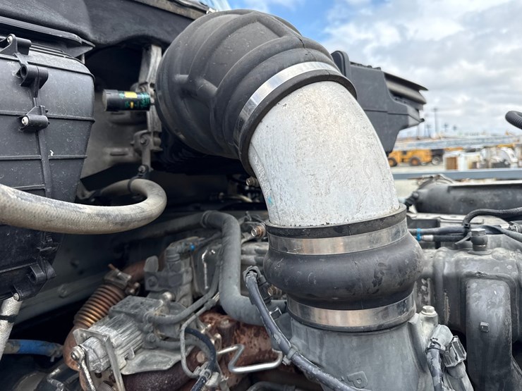 2016-massey-ferguson-8-image-25