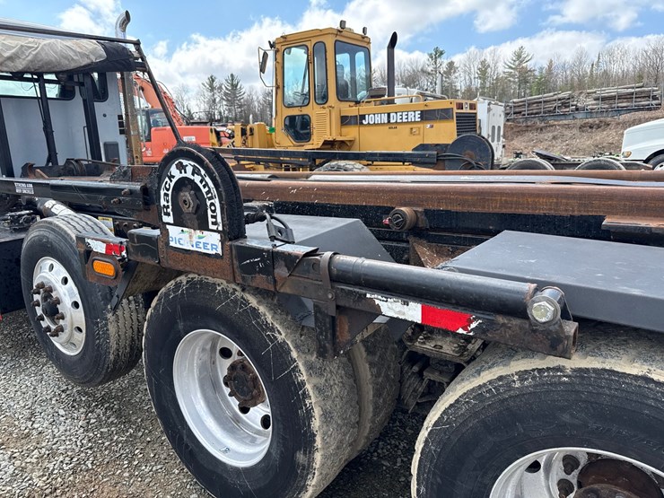 2016-massey-ferguson-8-image-40
