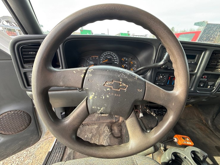 2005-chevrolet-3500-image-35