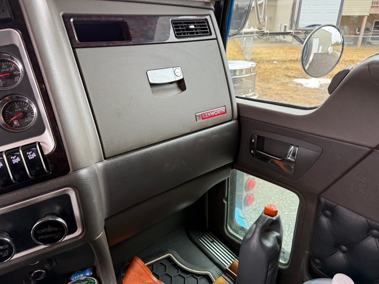 2020-kenworth-t800-image-56