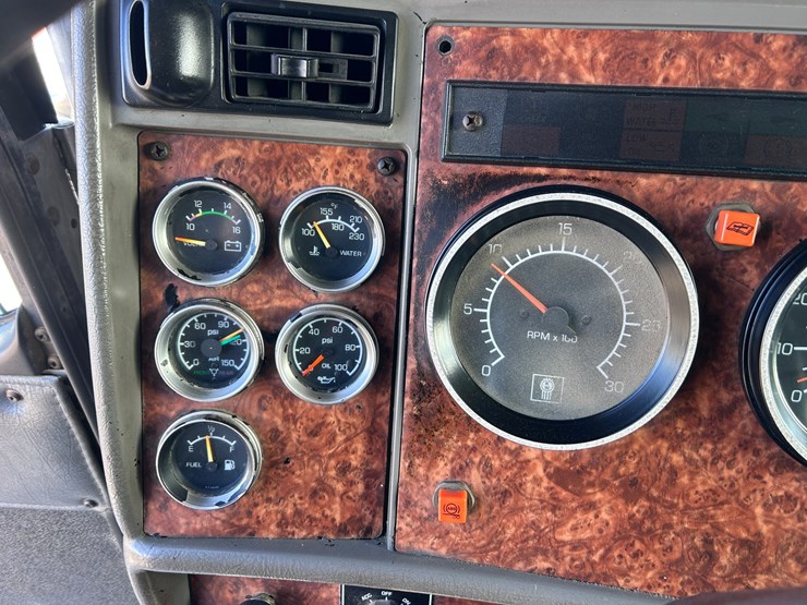 #1679-•-2004-kenworth-flatbed-truck-image-36