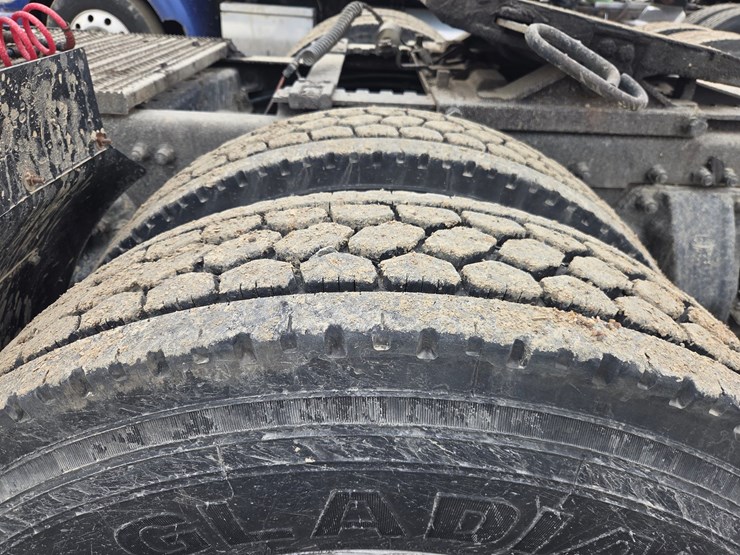 2007-peterbilt-579-image-85