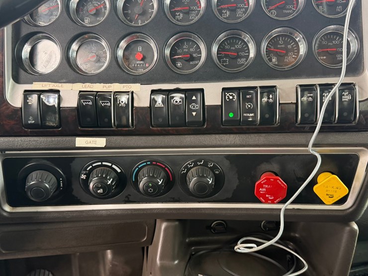 2011-kenworth-t800-image-61