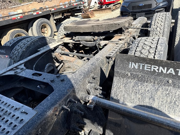 #2199-•-2020-international-a26-sleeper-cab-truck-tractor-image-24