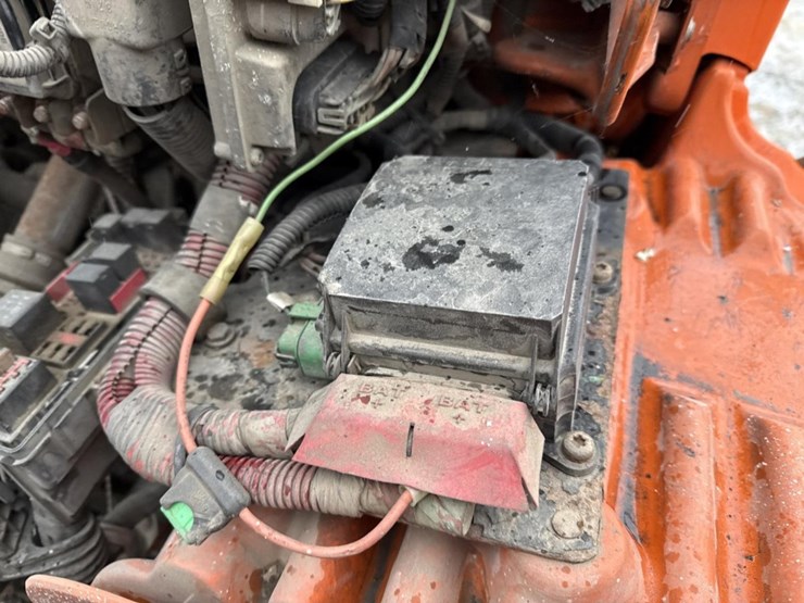 2016-massey-ferguson-8-image-10