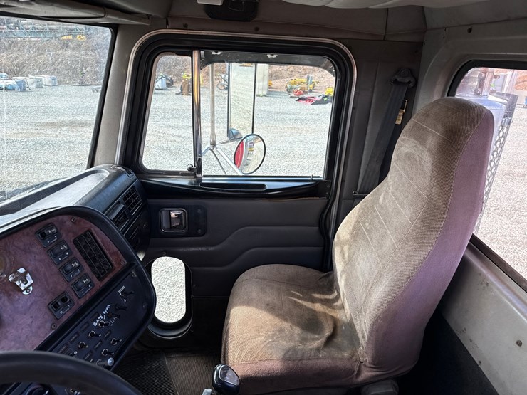 2004-peterbilt-378-image-45