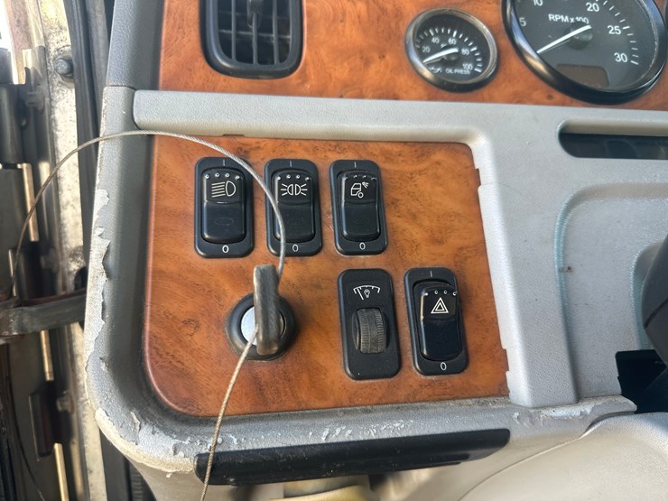 2008-peterbilt-386-image-28