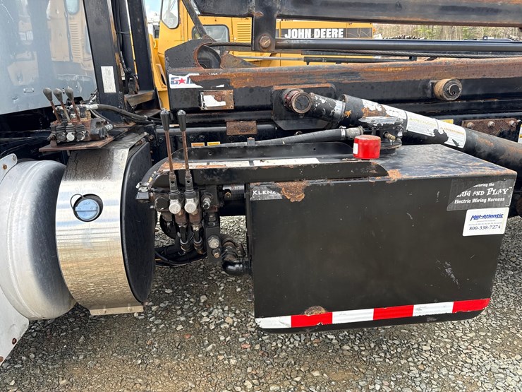 2016-massey-ferguson-8-image-29