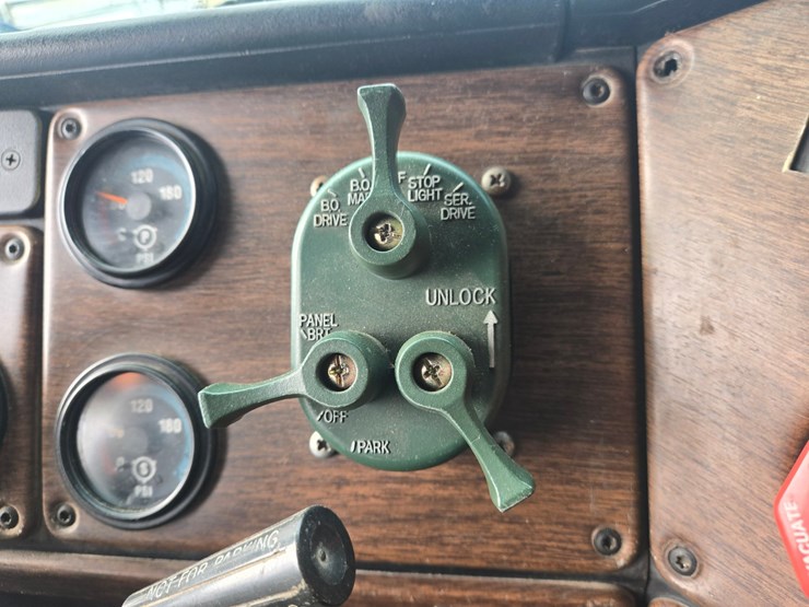 1992-massey-ferguson-8-image-70