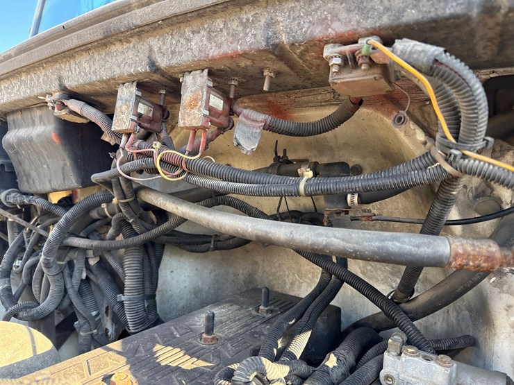 1998-freightliner-fl70-image-15