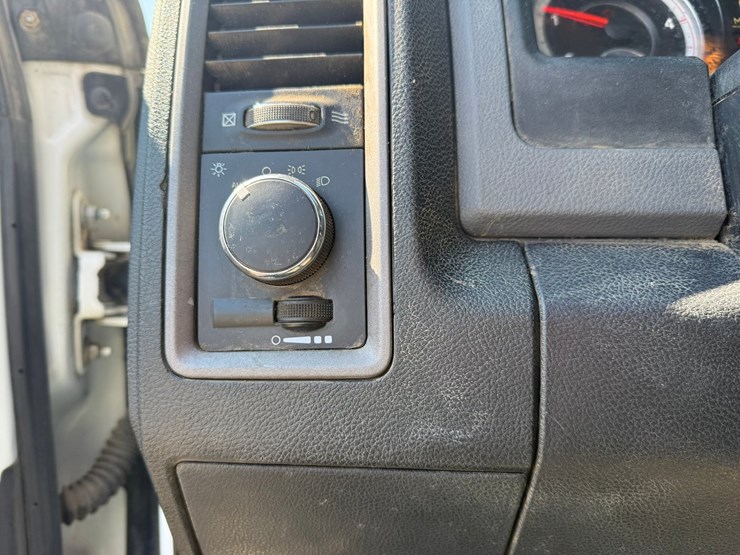 #1063-•-2014-ram-5500-heavy-duty-service-truck-image-28