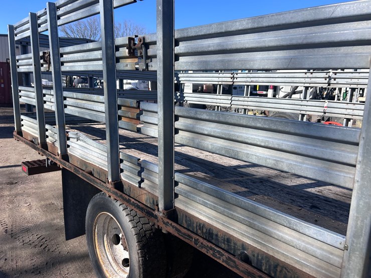 2012-isuzu-npr-image-26