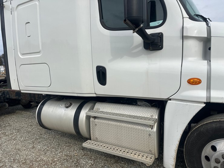 2017-massey-ferguson-8-image-13