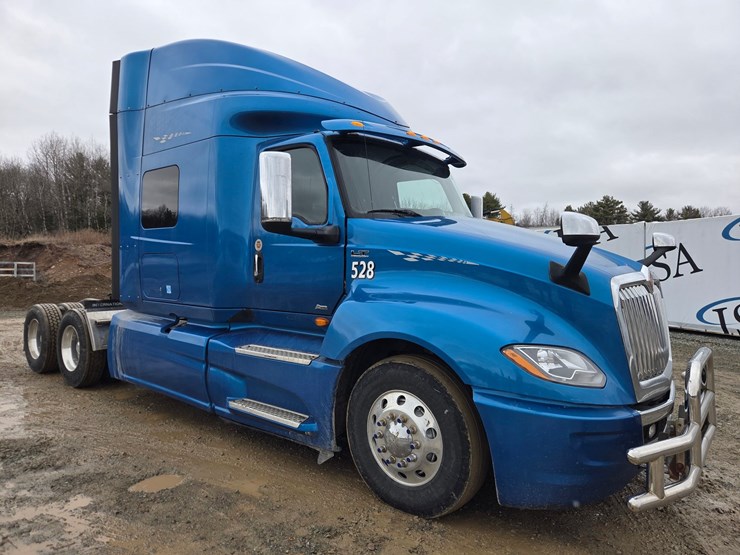 #2199-•-2020-international-a26-sleeper-cab-truck-tractor-image-7