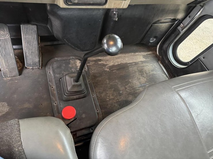 2003-peterbilt-330-image-55